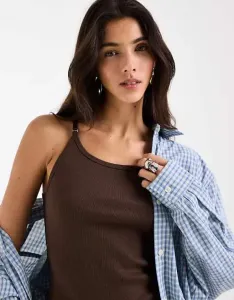 Шоколадный жилет в рубчик с овальным вырезом ASOS DESIGN