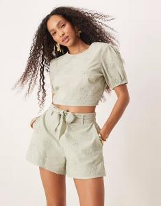 Шорты-комбинезон ASOS DESIGN с объемной цветочной вышивкой зеленого цвета