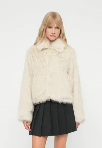 Зимняя короткая пушистая куртка pcjilla Pieces, Birch