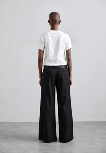 Базовая футболка SHRUNKEN LOGO TEE Victoria Beckham, белый