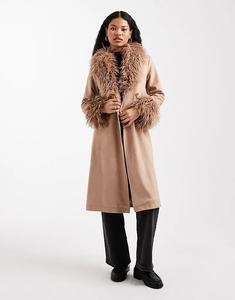 Пальто New Look Petite из искусственной замши и искусственного меха с поясом, коричневого цвета