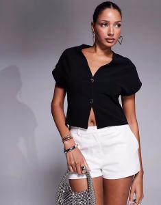 Топ из трикотажного рифленого джерси ASOS DESIGN с короткими рукавами и отделкой золотыми пуговицами черного цвета