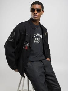 Футболка из трикотажа с неоднородной текстурой, окрашенная в готовом виде.