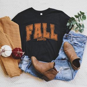 Футболка с короткими рукавами и графическим рисунком Fall Vibes Varsity Simply Sage Market