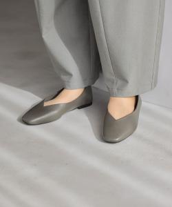 Мягкие и удобные туфли с V-образным вырезом Studio Clip, цвет Dark Gray(17)