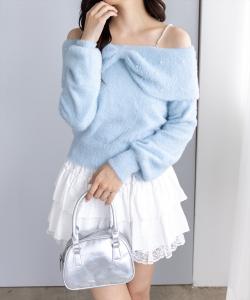 Вязаный топ с перьями и жемчужным декором, открывающий плечи [Чрезвычайно удобный и воздушный]