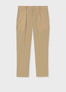 Классические брюки с полосками в стиле «теневая полоса», заправленные в одну штанину.