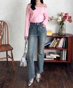 Вязаный топ с открытыми плечами и лентой на плече