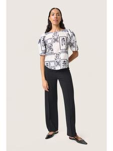 Блузка SLReesha с короткими рукавами, прямого кроя, в цвете бланшированный белый с темно-синим. Soaked in Luxury