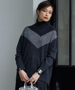 Мягкий вязаный свитер с высоким воротником из смеси кашемира с интарсией.