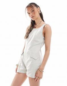 Джинсовый комбинезон ASOS DESIGN белого цвета с круглым вырезом и карманами