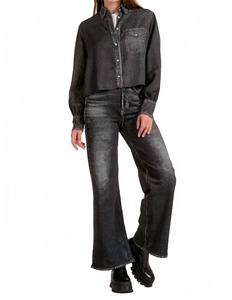 ELAN Джулия в черной рубашке с пуговицами