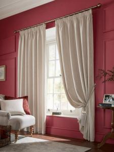 Whinfll парные утепленные шторы с карандашной складкой Laura Ashley, Natural