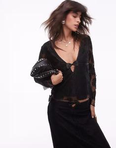 Резюме: топ с V-образным вырезом, длинными рукавами и кружевом, отделкой бантом