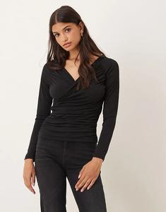 Облегающий топ AWARE с драпировкой и запахом, черный