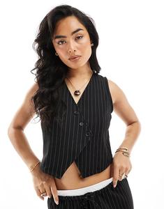 Жилет-комбинезон с асимметричной планкой, сшитый по фигуре, в тонкую черную полоску