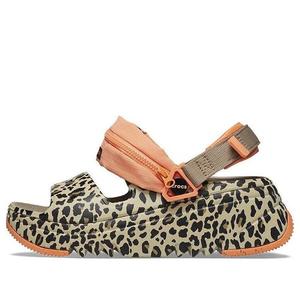 Сандалии hiker xscape animal sandals 'khaki leopard' Crocs, бежевый