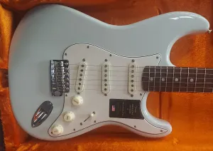 Fender American Vintage II '65 Stratocaster 2025 - настоящее время - Соник Блю