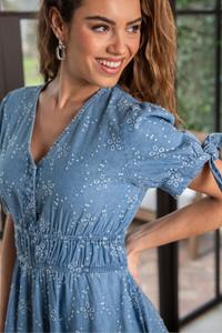 Ярусное платье средней длины с вышивкой из шамбре Amanda Fuller и бюстом Pour Moi, синий