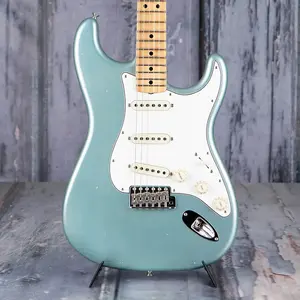 Fender Custom Shop 1969 Stratocaster Journeyman Relic Closet Classic, состаренный Fire Mist Silver
