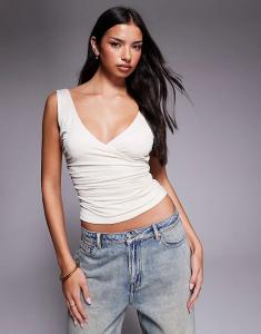 Топ Tiger Mist Nura с запахом спереди, сборками по бокам и глубоким вырезом на спине, кремового цвета