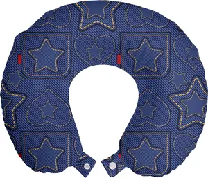 Подушка для шеи ABAKUHAUS Star Travel Pillow, сердечки на джинсовой ткани, дорожный аксессуар из пеноматериала для самолета и автомобиля, 30 x 30 см, цвет: темно-синий, с красными календулами Abakuhaus