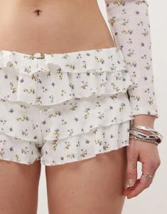 Текстурированные микрошорты COLLUSION с цветочным принтом белого цвета
