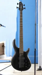 Поднимите свой звук: бас-гитара Cort Artisan Element 4-струнная - черная с открытой порой, электроника Bartolini