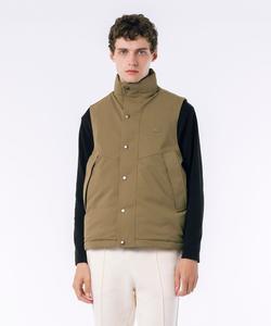 Пуховый жилет с высоким воротником на молнии, сертифицированный RDS, водонепроницаемый и дышащий.