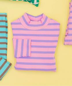 Эксклюзивная футболка в полоску с лентой, доступная только в интернете.