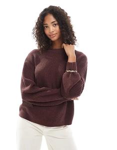 Джемпер с круглой горловиной, связанный резинкой, шоколадно-коричневого цвета.