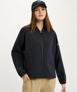 Защита от УФ-излучения, водоотталкивающие свойства, короткая длина, рукава «летучая мышь», застежка-молния.