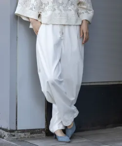 Белые джинсы и широкие брюки цвета гикори