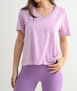 Футболка с V-образным вырезом в цвете орхидея Mono b, Orchid Bloom