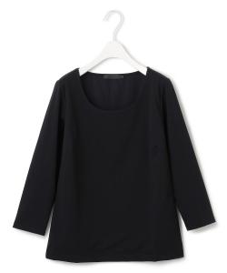 Прочный моющийся трикотажный пуловер с U-образным вырезом.