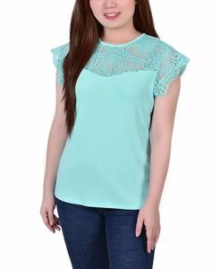 Топ из крепового трикотажа миниатюрного размера с кружевными рукавами и кокеткой NY Collection, белый