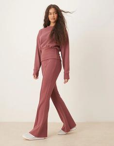 Супермягкие брюки-клеш с декоративными швами ASOS DESIGN – КОРИЧНЕВЫЕ