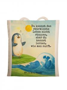 Mr. & Mrs. Panda Сумка-шоппер с изображением пингвина-серфера и надписью, белого цвета