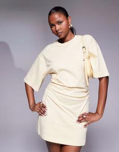 Платье-футболка мини ASOS DESIGN с застежкой и подплечниками цвета пахты