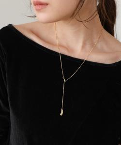 Длинное ожерелье с крошечными подвесками