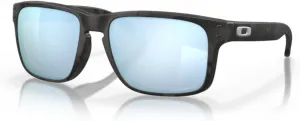 Мужские квадратные солнцезащитные очки OAKLEY Holbrook OO9102 + комплект аксессуаров: ремешок и чехол из микрофибры, Matte Black Camo/Prizm Deep Water Polarized