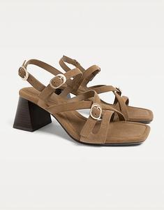 Сандалии Stradivarius из спилковой кожи с пряжками коричневого цвета