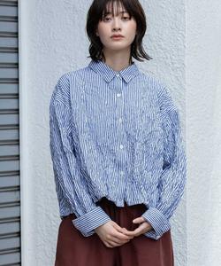 Стиральная машина, сукно и полосатая рубашка-баллон