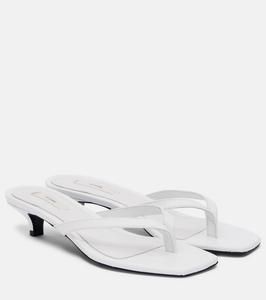 Крокодиловые сандалии-шлепанцы Toteme, белый