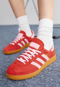 Низкие кроссовки Handball Spezial Unisex adidas Originals, цвет bright red/clear pink