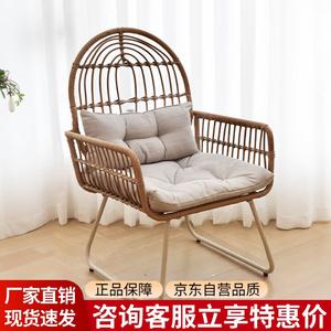 Стильное плетеное кресло из ротанга с мягкими подушками для дома и террасы