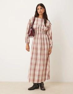 Платье макси ASOS DESIGN с круглым вырезом, деталью на бюсте и лифом с рюшами в пыльно-розовую клетку