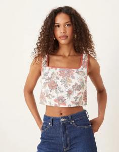 Рассказываемый свободный укороченный топ без рукавов с квадратным вырезом в деревенском красном цветочном стиле