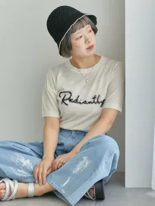 Вязаный свитер с коротким рукавом и вышитым логотипом.