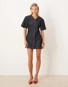 Джинсовое мини-платье ASOS DESIGN цвета индиго с высоким V-образным вырезом и короткими рукавами